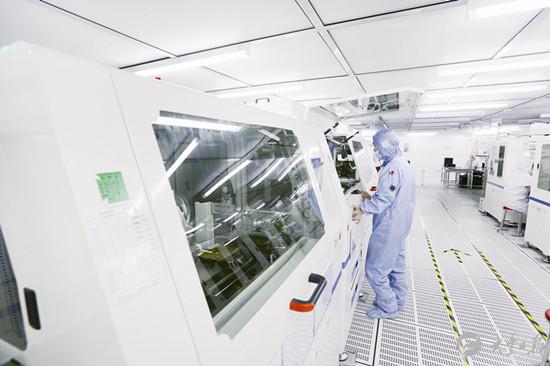5月15日,晶亚汇电子科技无尘车间内,技术人员忙碌生产液晶屏